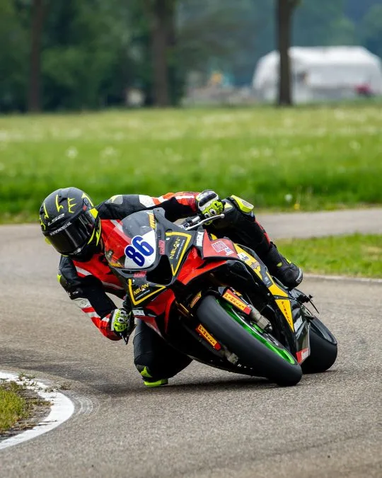 Kevin Mos in volle vaart door een bocht op het circuit