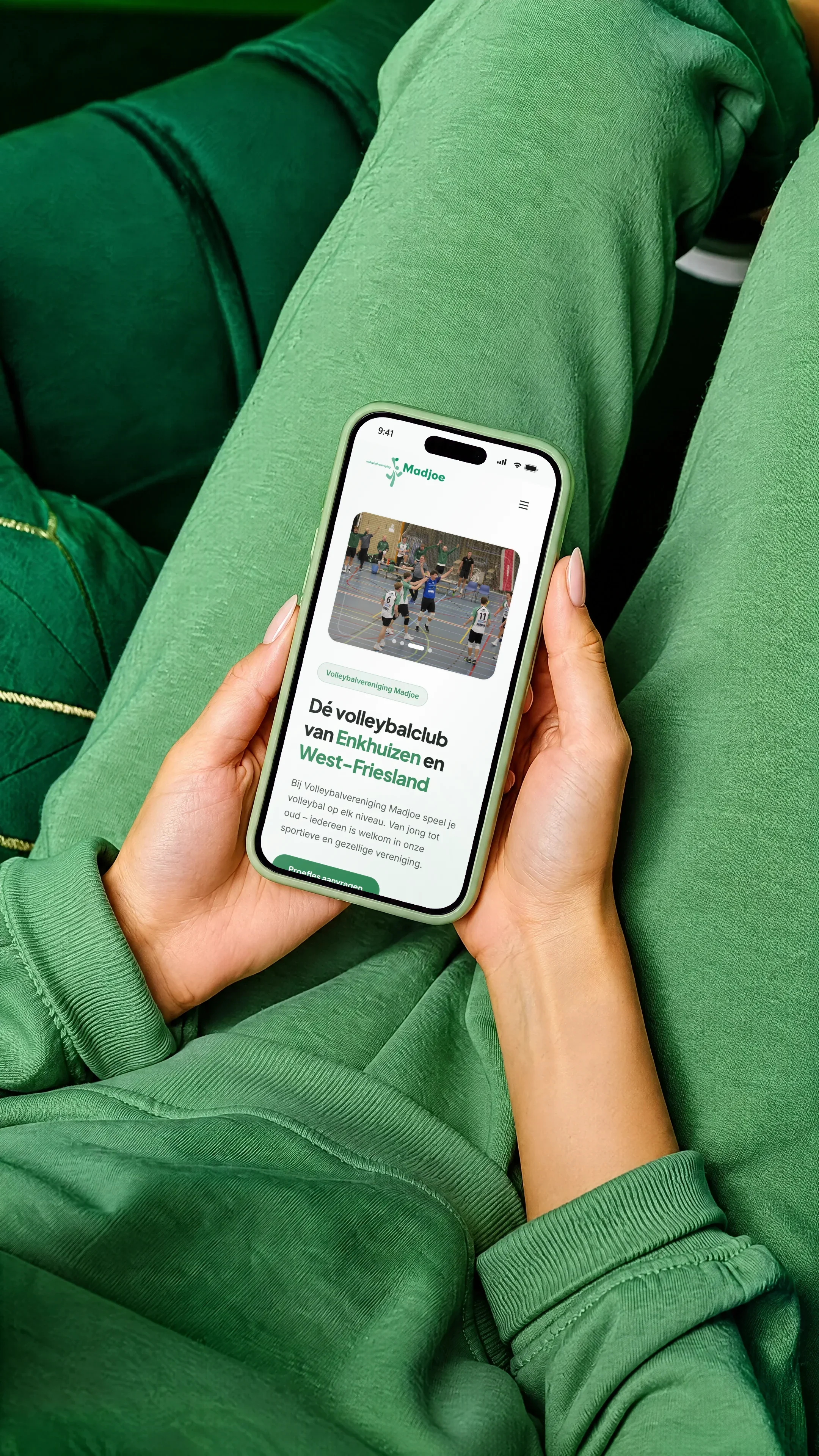 Mobiele website van VV Madjoe op een iPhone